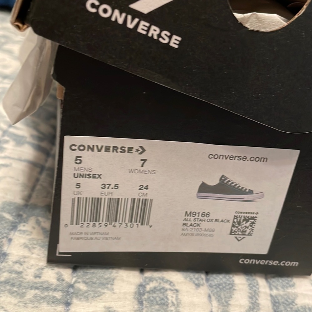 Black converse new in box (never been worn) womens size 7, med size 5